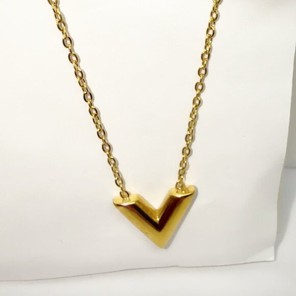 18K Gold Plated Stainless Steel V Pendant Necklace - Picture 4 of 5